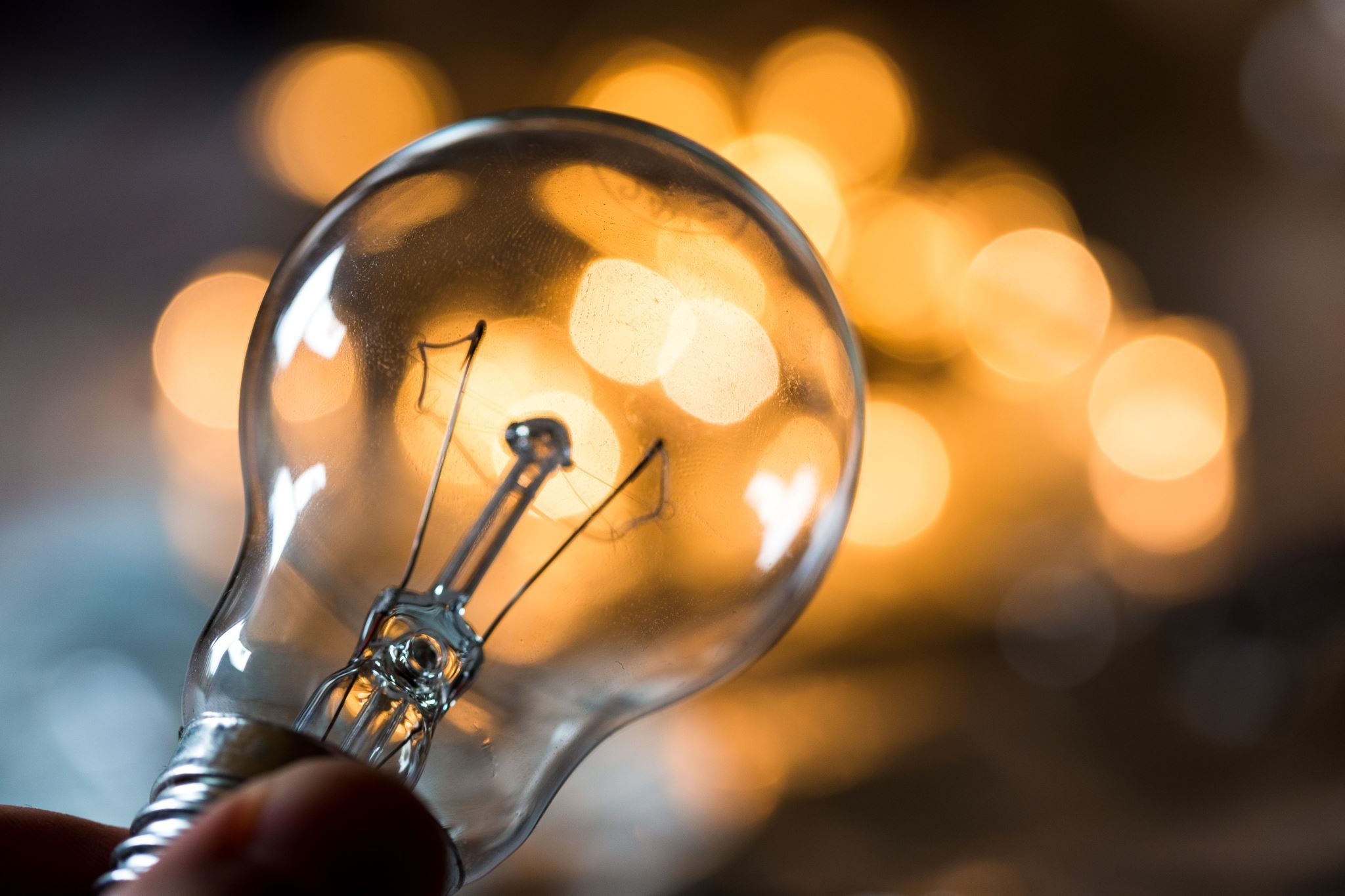 Gloeilamp-die-uit-is-met-een-verlichte-achtergrond